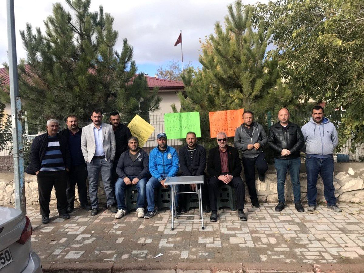 Son iki kişi için süren oturma eylemi