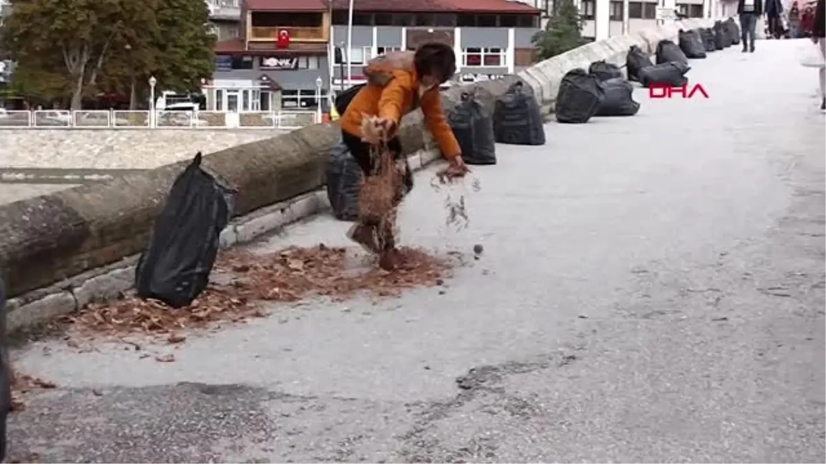 Tokat tarihi köprüye yaprak serip, sonbaharı yaşadılar