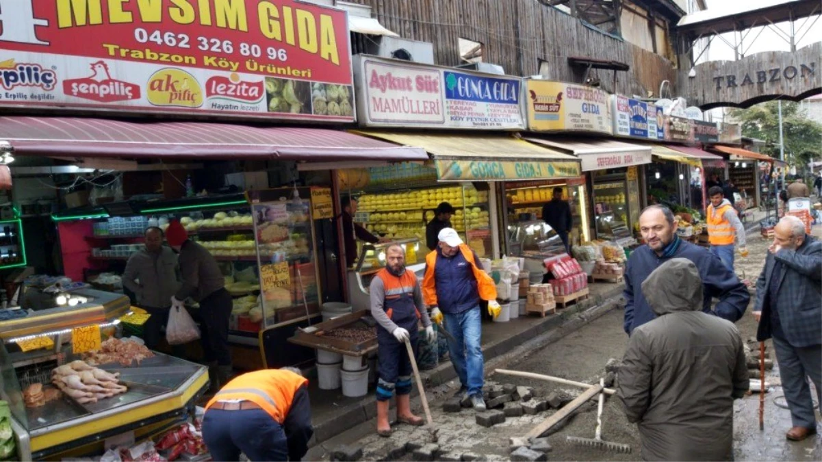 Trabzon\'daki şiddetli yağışın ardından iş yerlerindeki ve sokaklardaki temizlik çalışmaları sürüyor