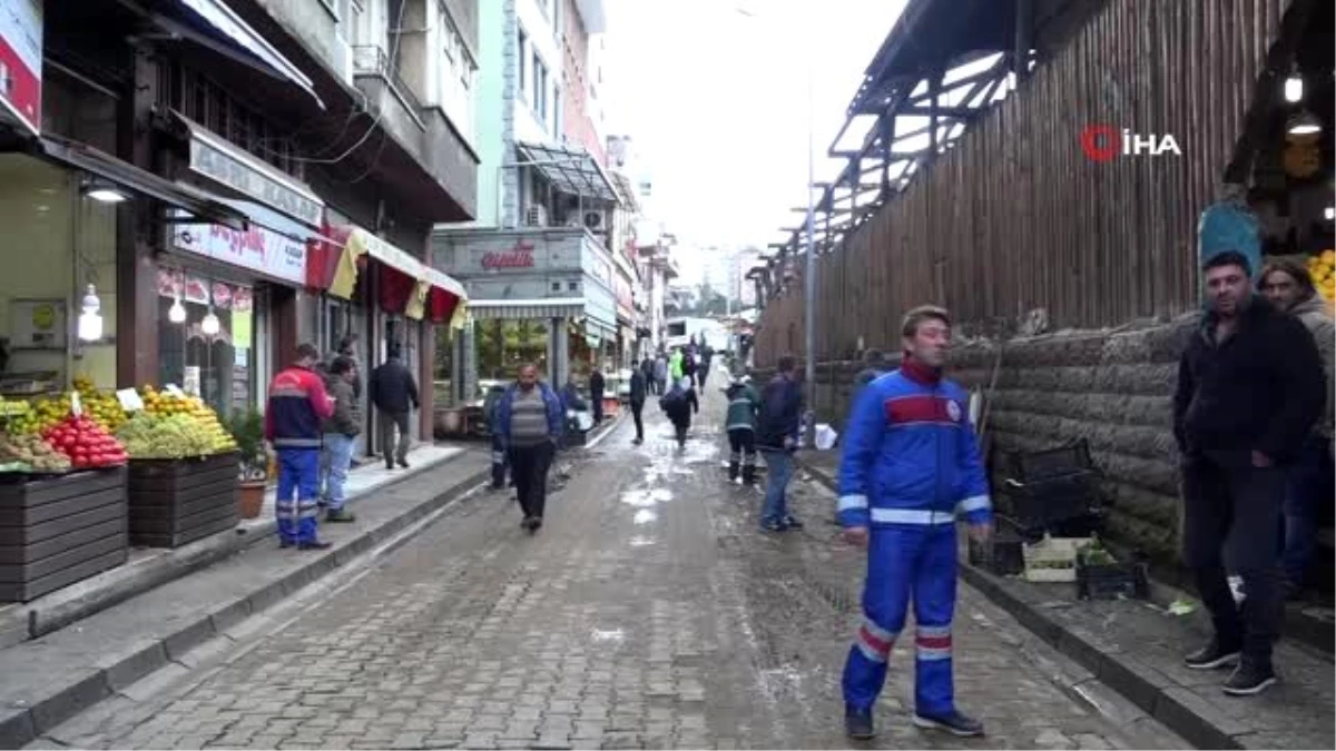Trabzon\'daki şiddetli yağışın ardından iş yerlerindeki temizlik çalışmaları sürüyor