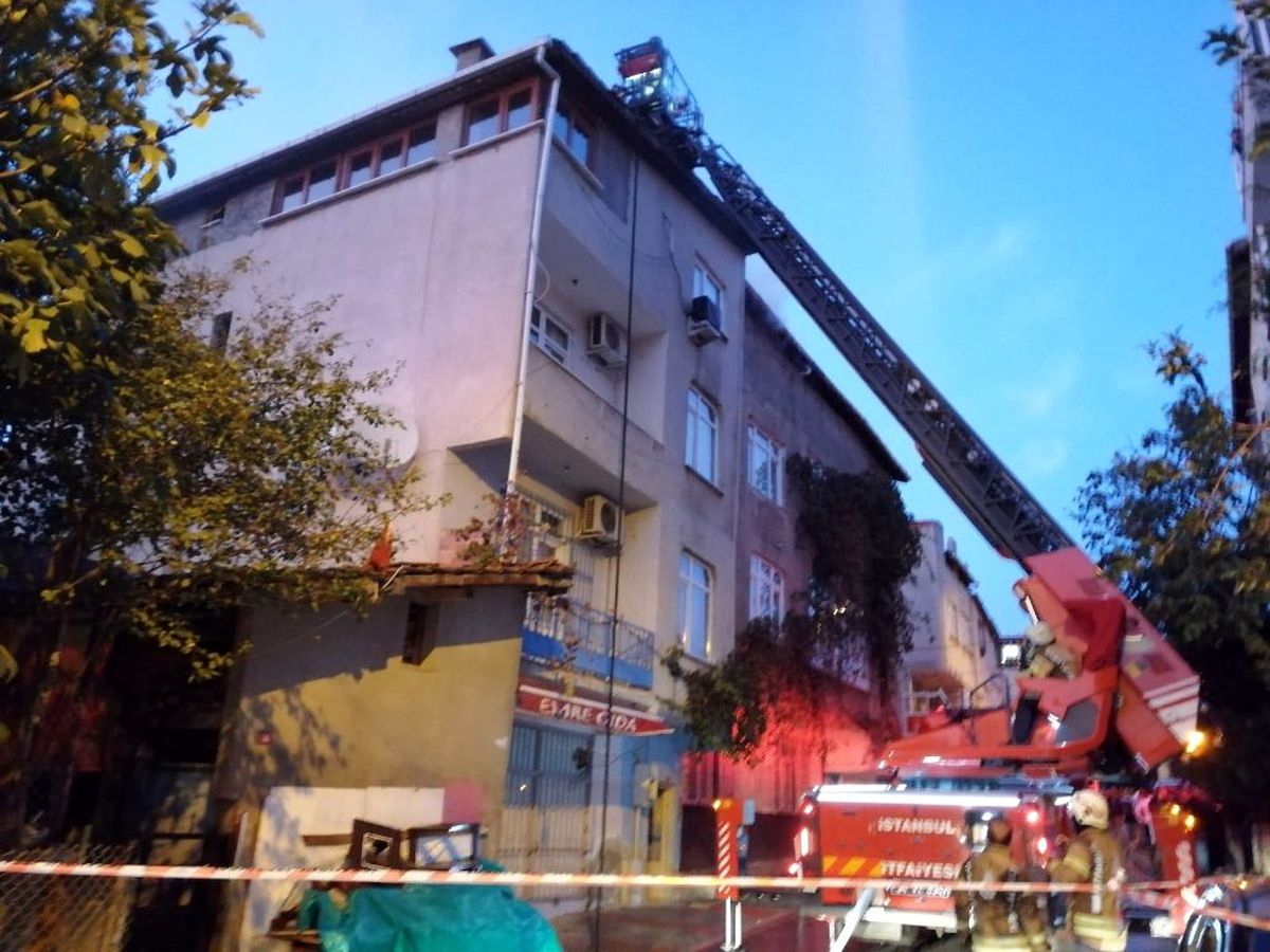 Ümraniye\'de 4 katlı binanın çatısı alev alev yandı