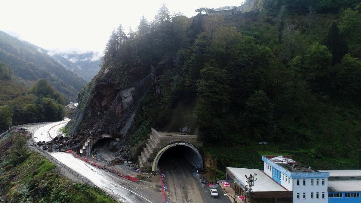 Uzungöl yolundaki heyelan havadan görüntülendi