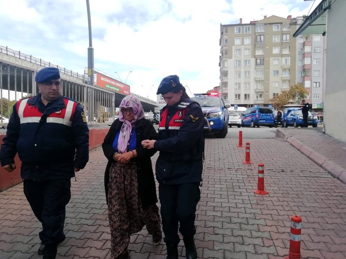 Yaşlı çift, 22 kilo esrarla yakalandı