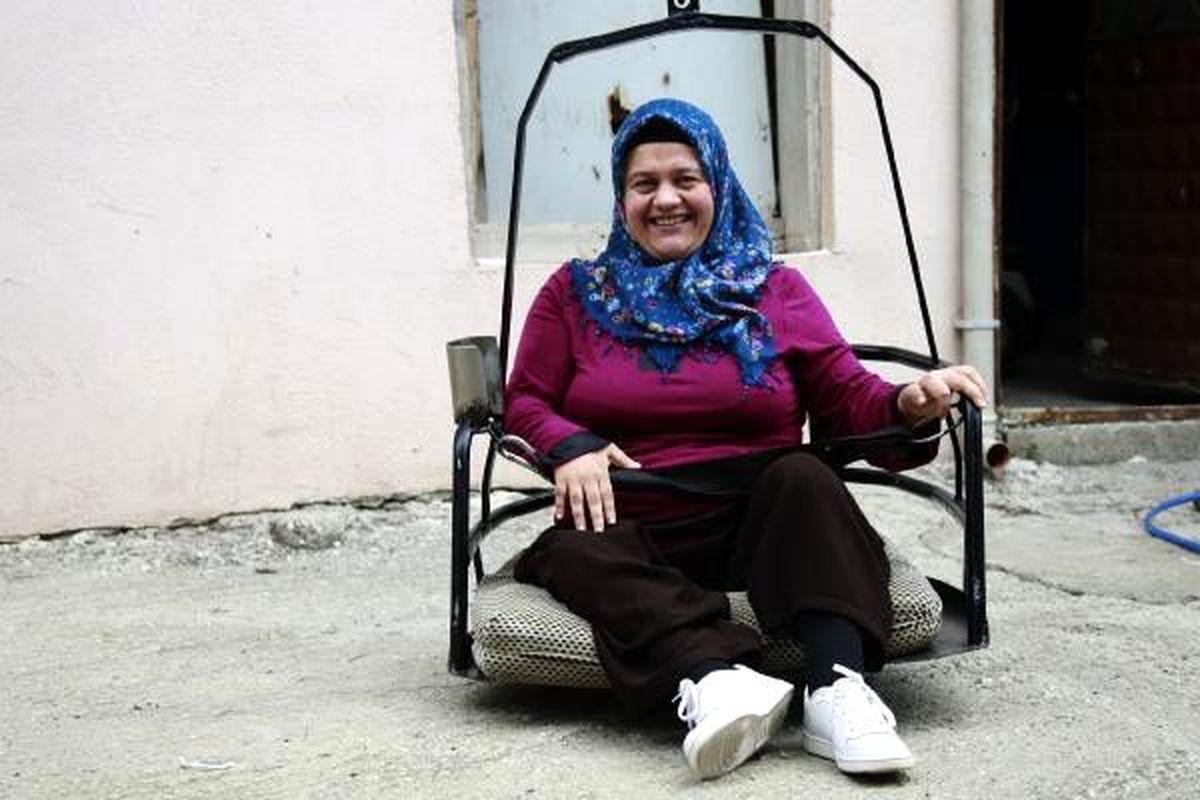 Yürüme engelli kadın, artık evine asansörle çıkacak