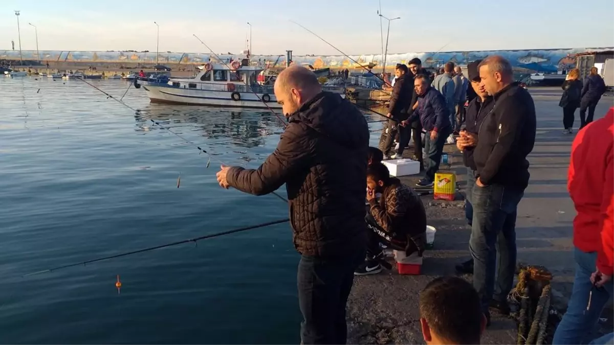 Akçakoca sahili olta balıkçılarının gözde mekanı haline geldi