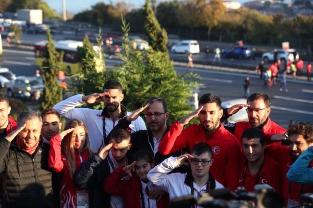 Bakan Kasapoğlu, 15 Temmuz Şehitleri Anıtı\'nı ziyaret etti