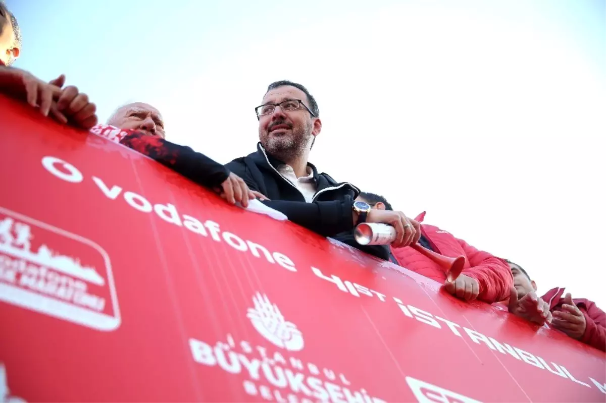 Bakan Kasapoğlu, maratonun startını 21 şampiyonla verdi