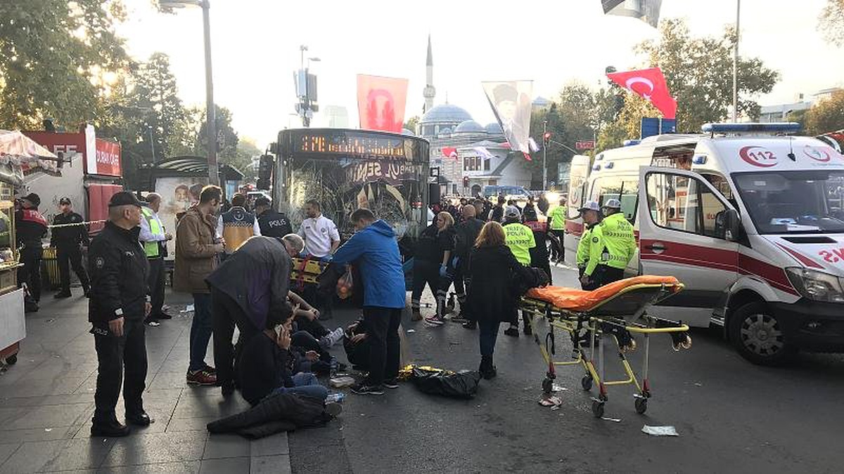 Beşiktaş\'ta otobüsüyle durağa dalarak 13 kişiyi yaralayan bıçaklı sürücü denize atladı