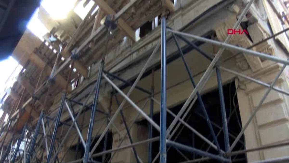 Beyoğlu\'ndaki tarihi binanın yıkım çalışmalarına başlandı