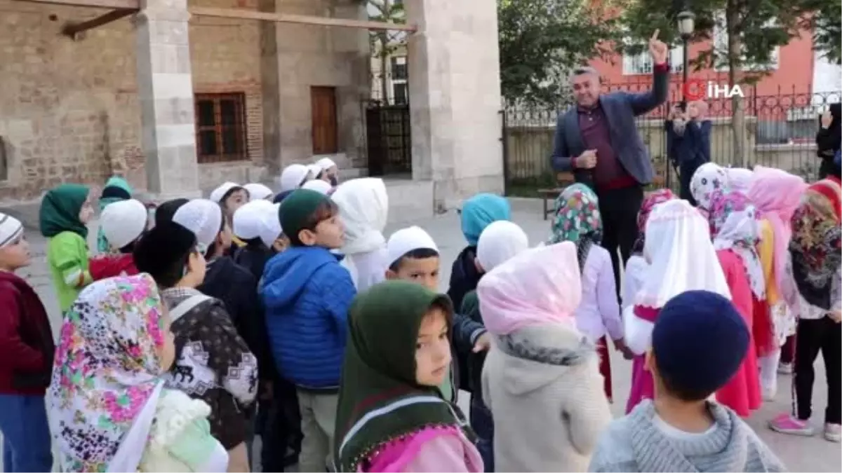 Çocuklar 4 asırlık Şeyh Camii\'ni ziyaret etti