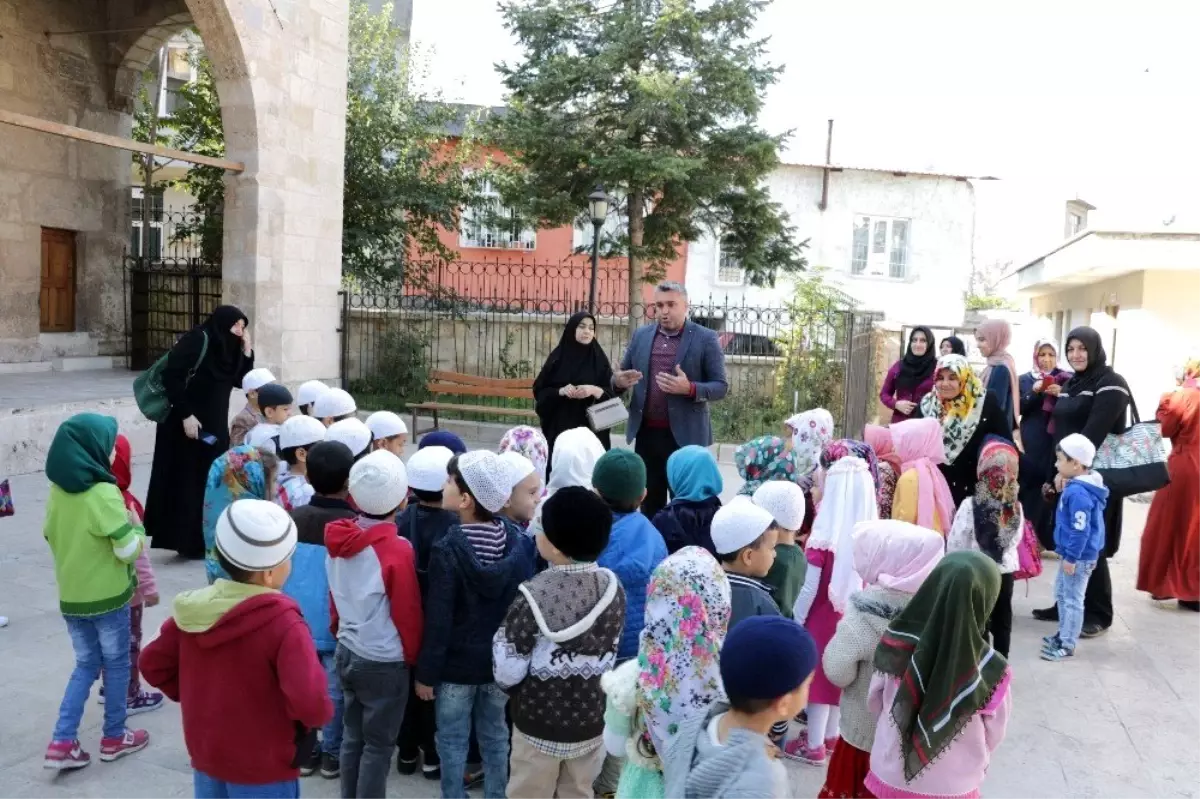 Çocuklardan minaresinde 100 yıllık patlamamış top mermisi bulunan camiye ziyaret