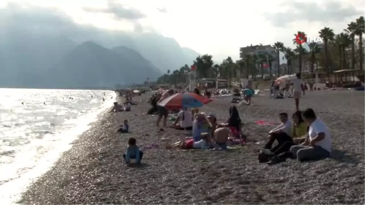 Doğuda kar, Antalya\'da deniz keyfi