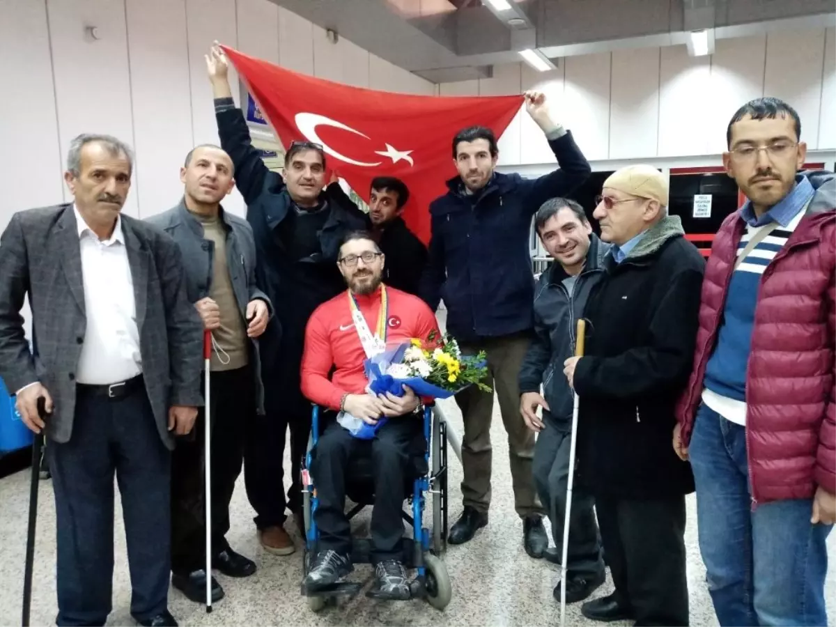 Dünya Şampiyonu havalimanında İstiklal Marşı ile karşılandı