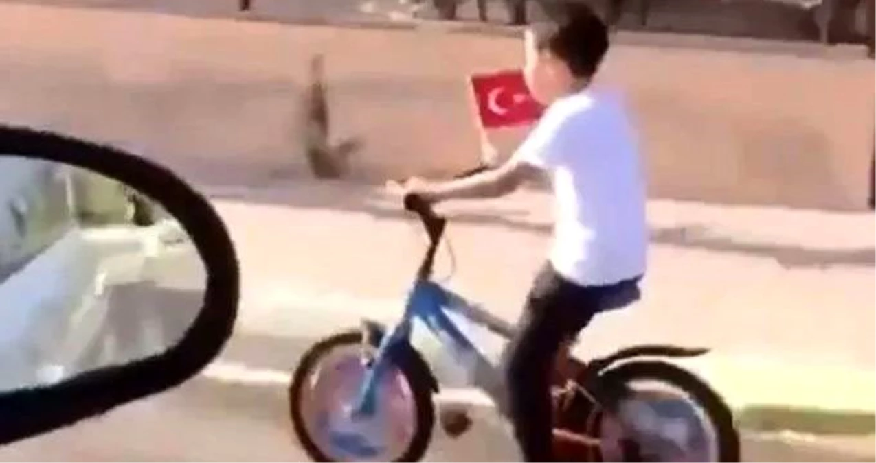 Elinde Türk bayrağıyla Gündoğdu Marşı\'nı söyleyen çocuk sosyal medyada gündem oldu