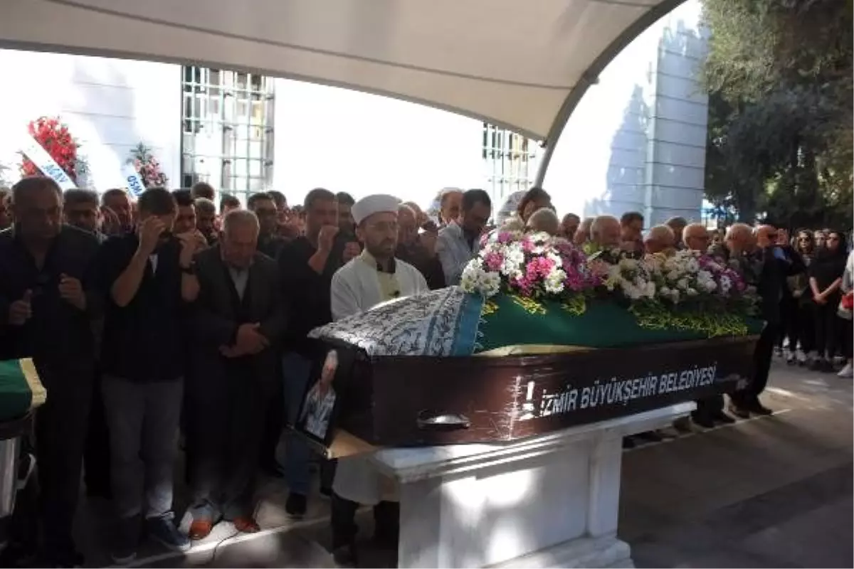 En yaşlı kadın yüzücünün cenazesi vasiyeti üzerine oğlunun yanına defnedildi