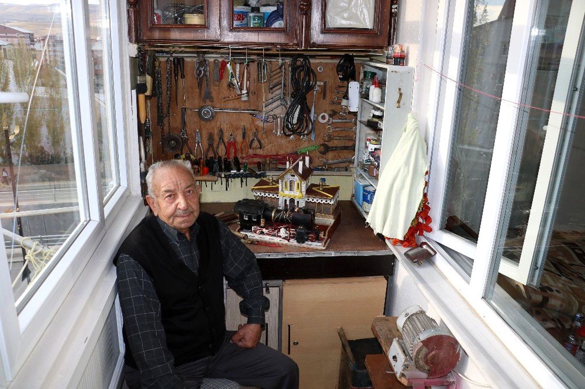 Evinin balkonunu atölyeye çevirdi