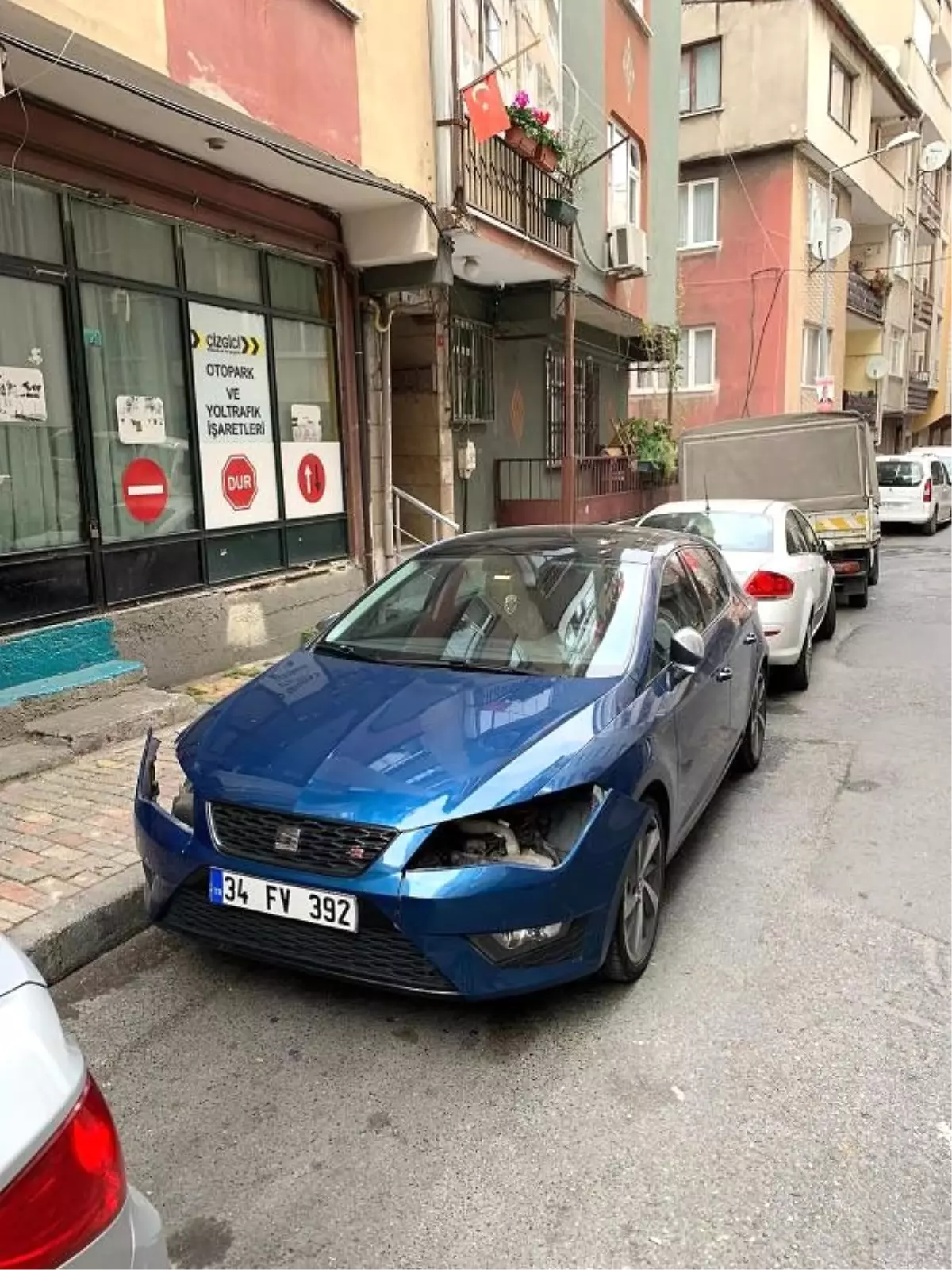 Far hırsızları kamerada... İki farı 29 saniyede sökerek kaçtılar