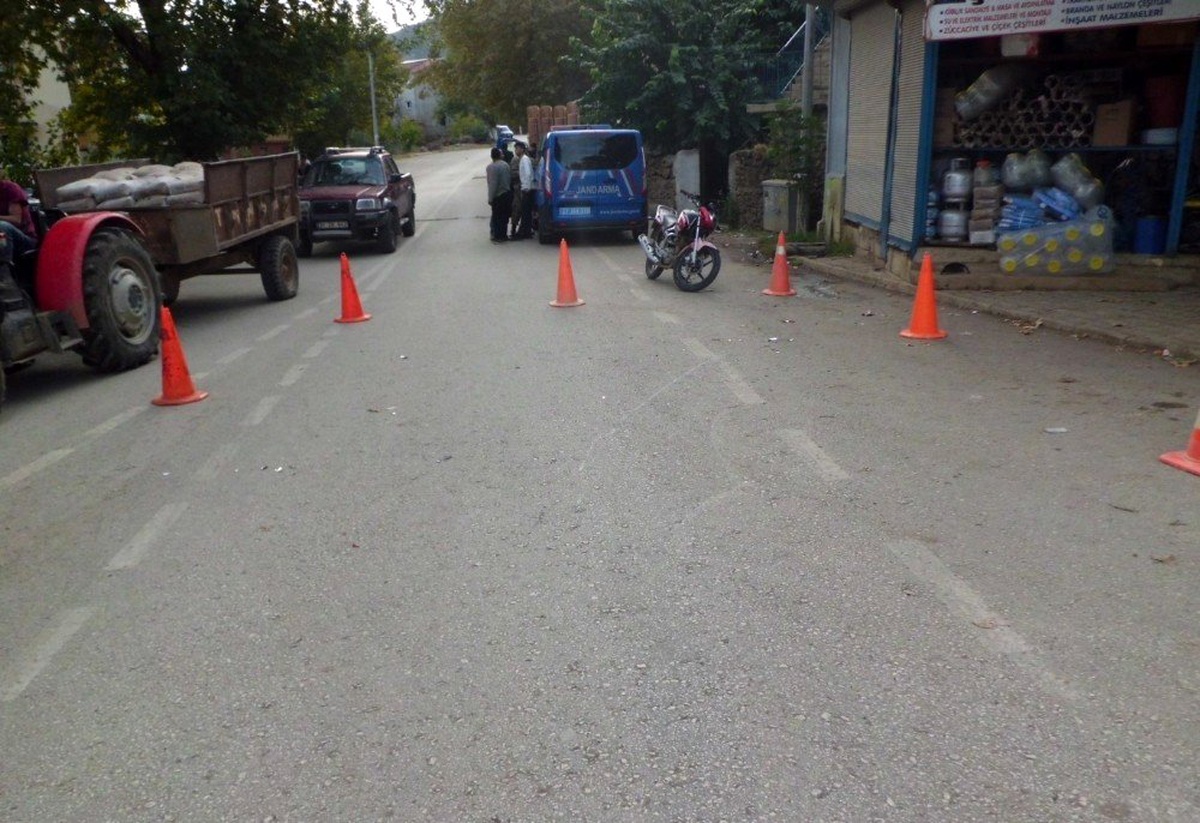 Gaziantep\'te motosiklet yayaya çarptı: 3 yaralı