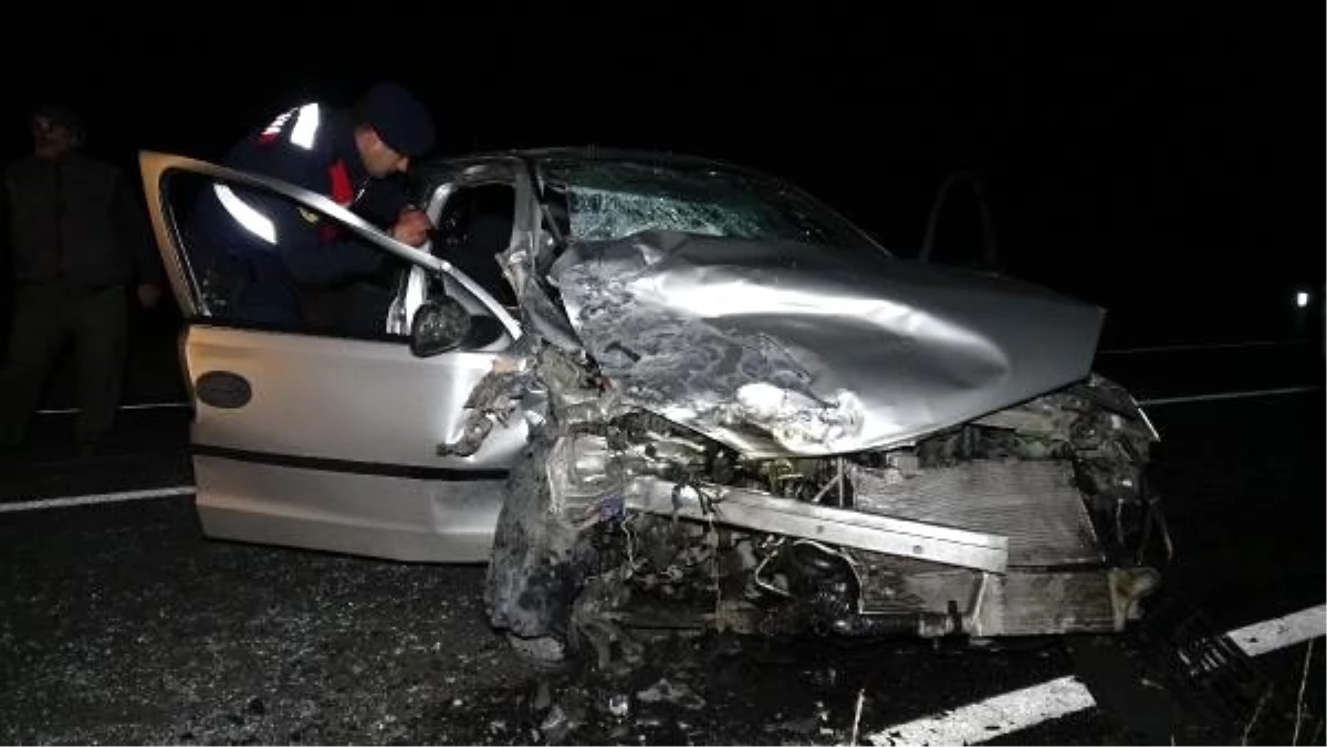 Hatalı sollama yapan hafif ticari araç, otomobil ile çarpıştı: 1 ölü, 6 yaralı