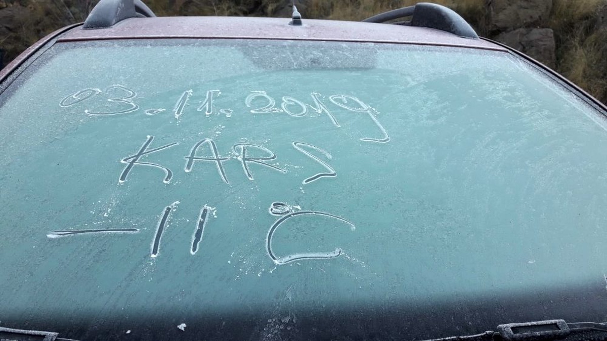 Kars eksi 11\'i gördü, her yer buz tuttu