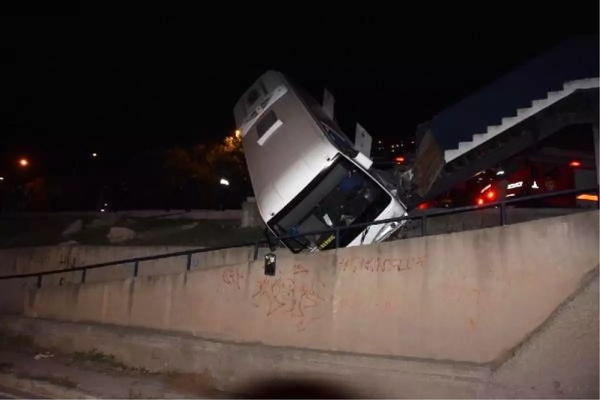 Makas atan otomobile çarpmamak için sürücüsünün manevra yaptığı midibüs refüjde asılı kaldı: 7...