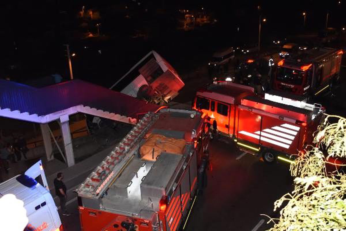 Makas atan otomobile çarpmamak için sürücüsünün manevra yaptığı midibüs refüjde asılı kaldı: 7...