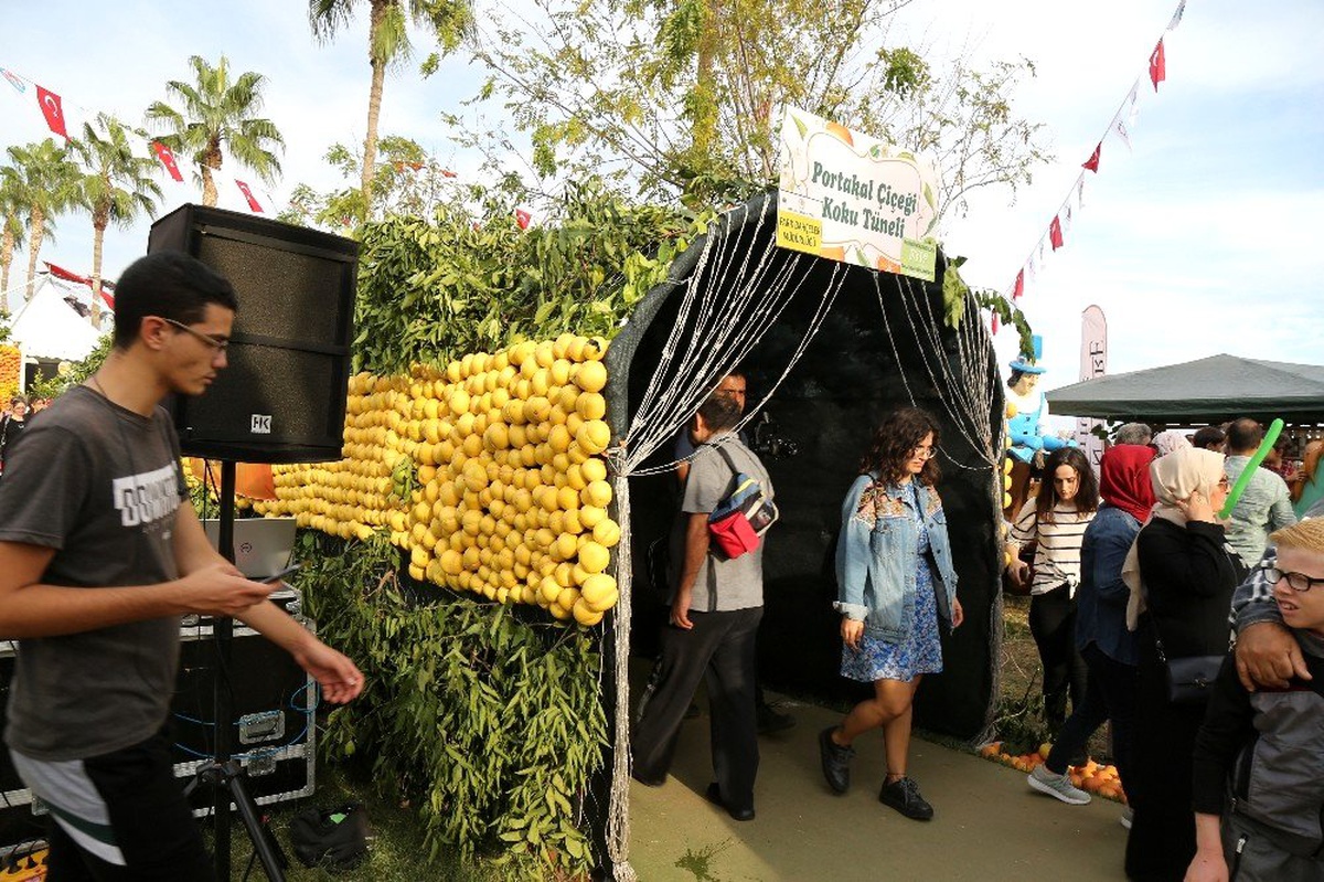 Narenciye Festivali\'nde Mezitli Beledyiesi standına büyük ilgi
