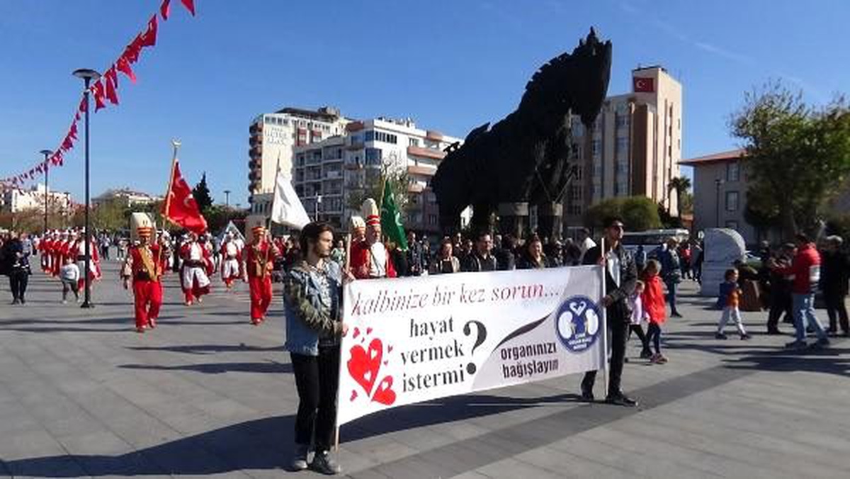 Organ bağışı farkındalığı için mehterli yürüyüş