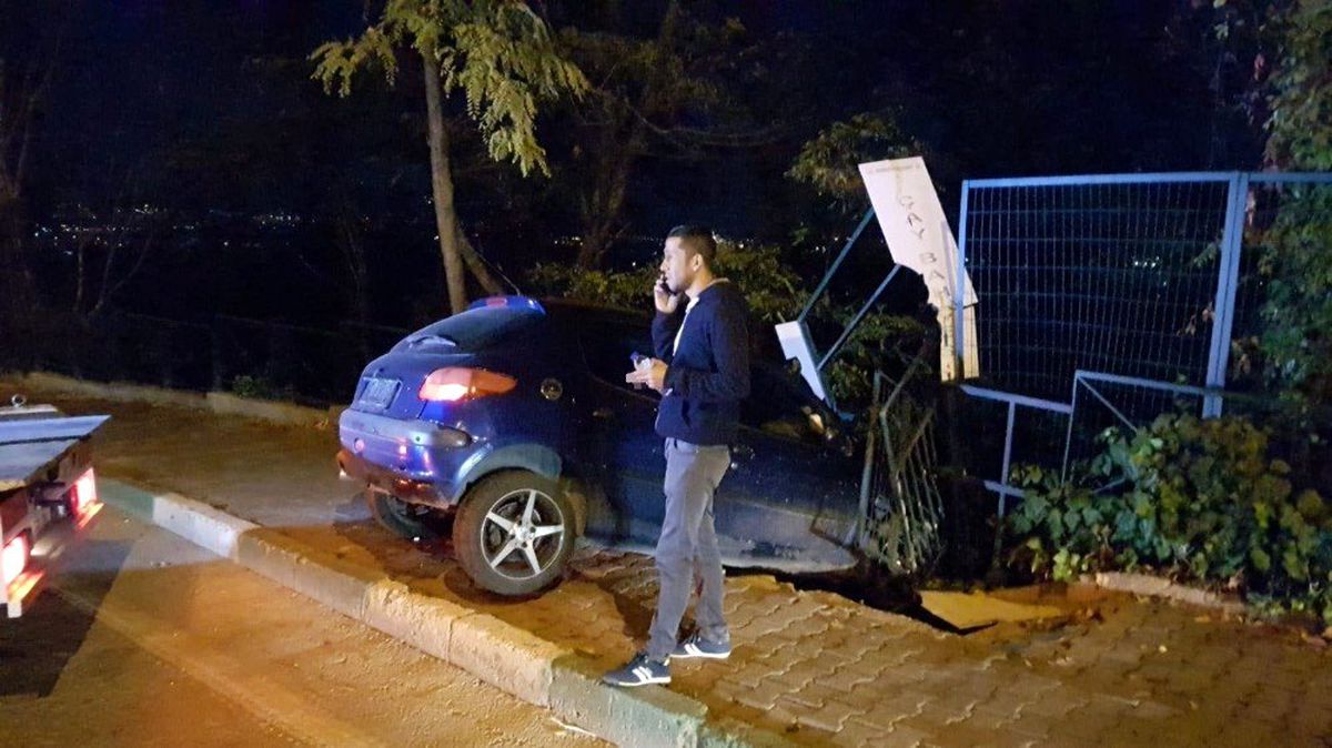 Otomobili ile dereye uçmaktan son anda kurtuldu