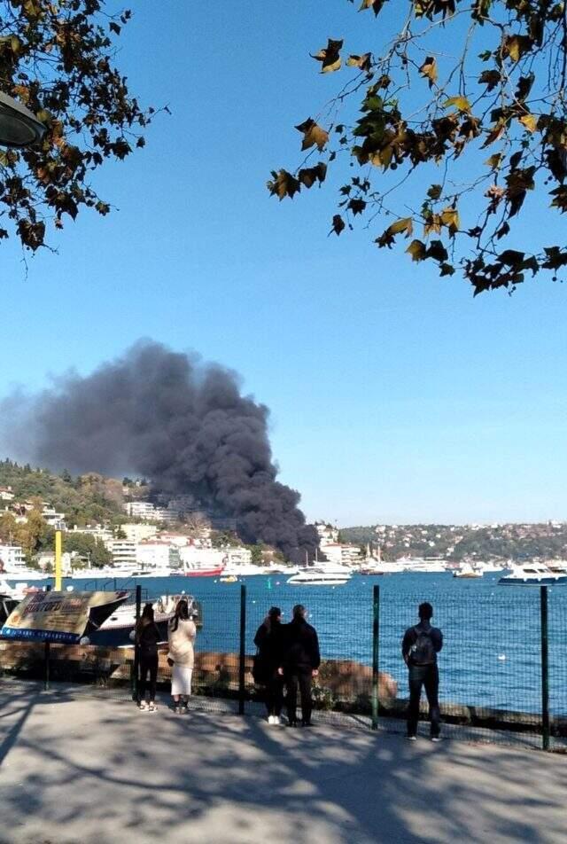 Bebek’te lüks yatta korkutan yangın Dumanlar gökyüzünü kapladı Son Dakika