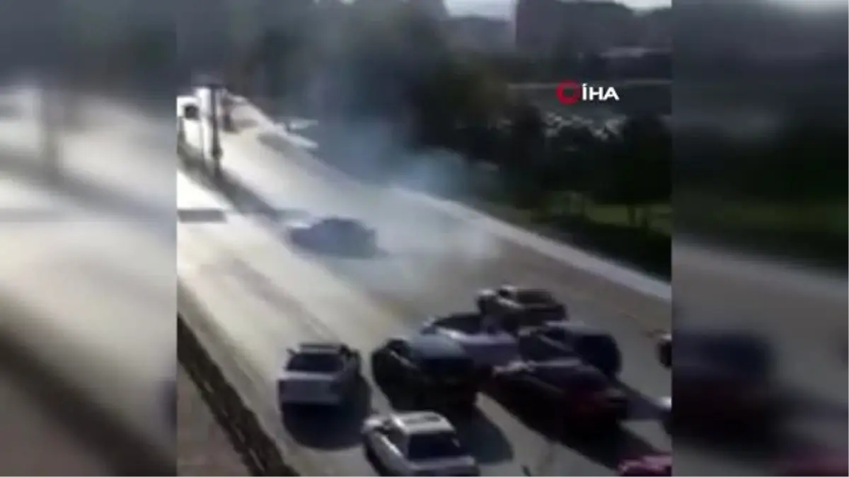 Trafik magandaları yolu kapatıp drift attı