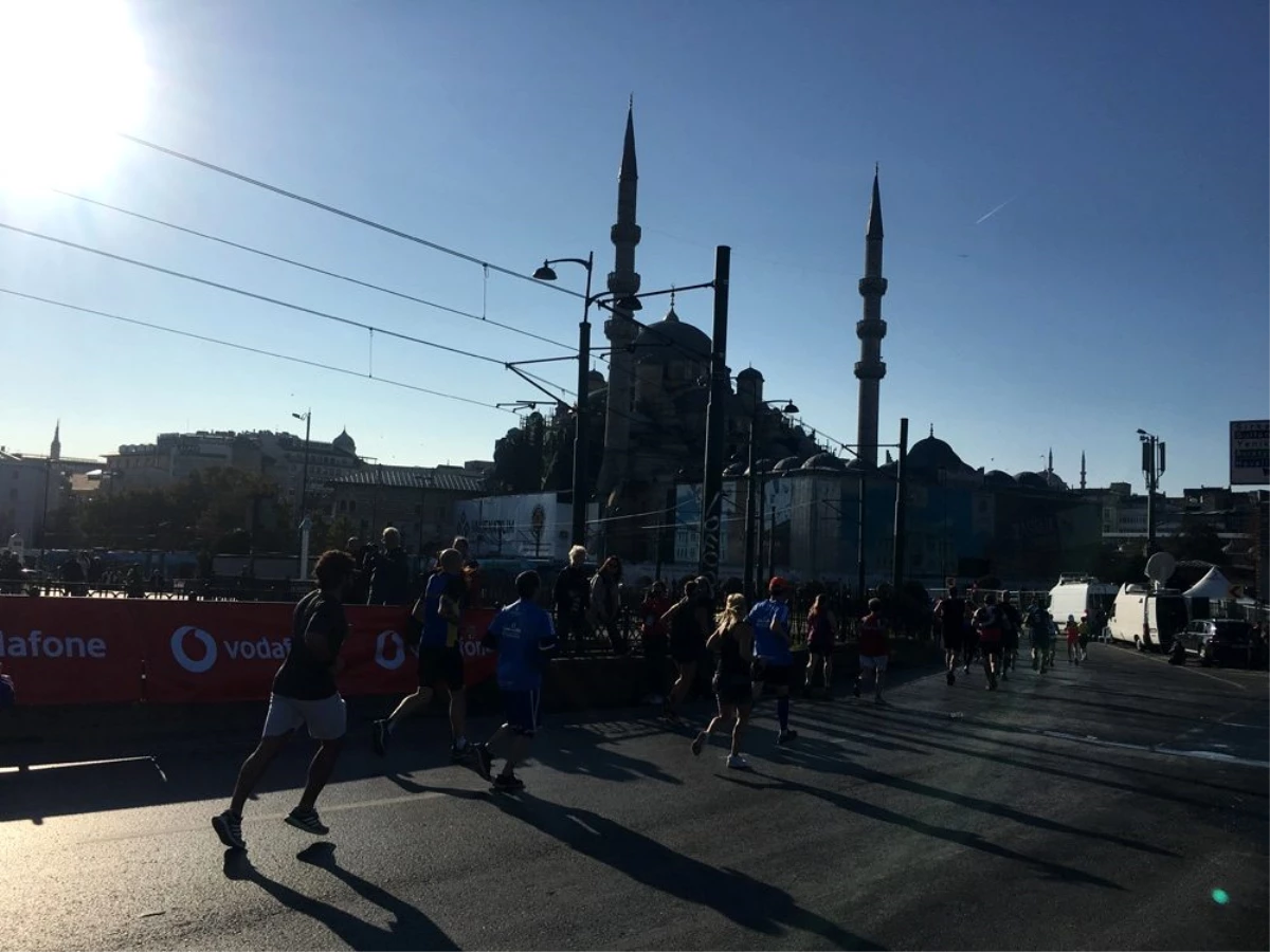 Vodafone 41. İstanbul Maratonu\'na katılan sporcular, tarihi yarımadadan geçti