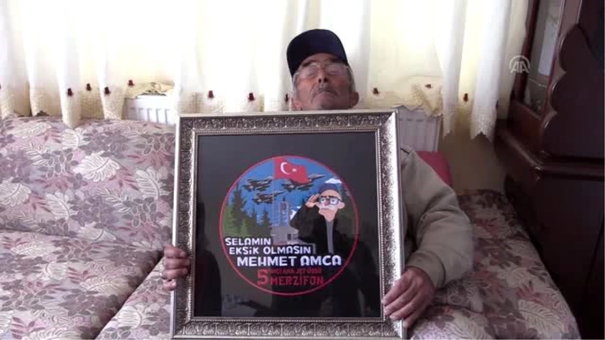 25 yıldır Mehmetçiği selamlayan Mehmet amcayı gururlandıran "arma"