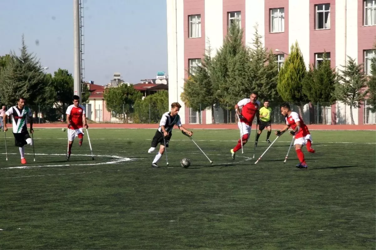 Ampute 1. Futbol Ligi Denizli\'de yapılan açılış maçı ile başladı