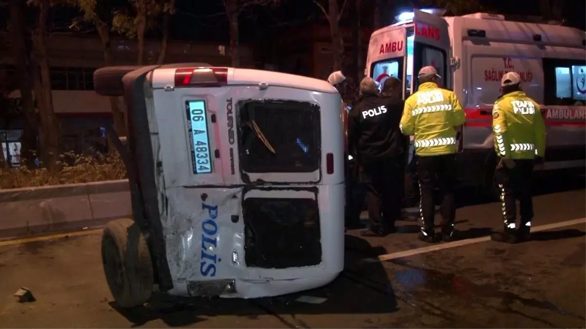 Ankara\'da minibüs polis aracına çarptı: 2\'si polis 4 yaralı