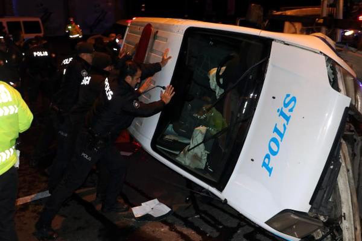 Ankara\'da minibüsün çarptığı polis aracı takla attı: 2\'si polis 4 yaralı