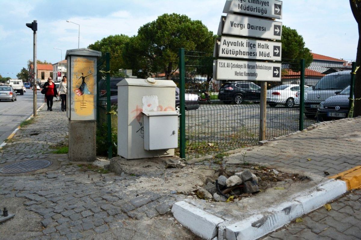 Ayvalık\'ta bir aydır onarılamayan ve yerde yatan mobese direği haberimizin ardından kaldırıldı