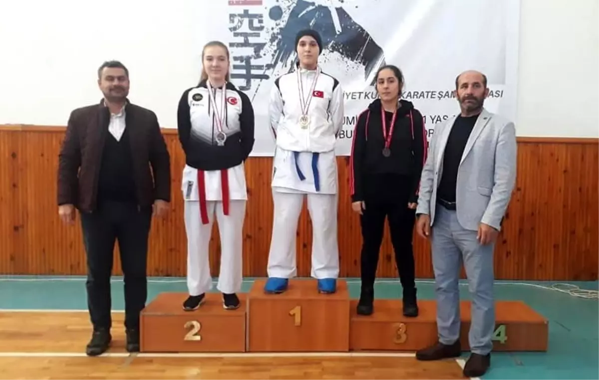 Bayburt\'ta Cumhuriyet Kupası Karate Şampiyonası renkli görüntülere sahne oldu