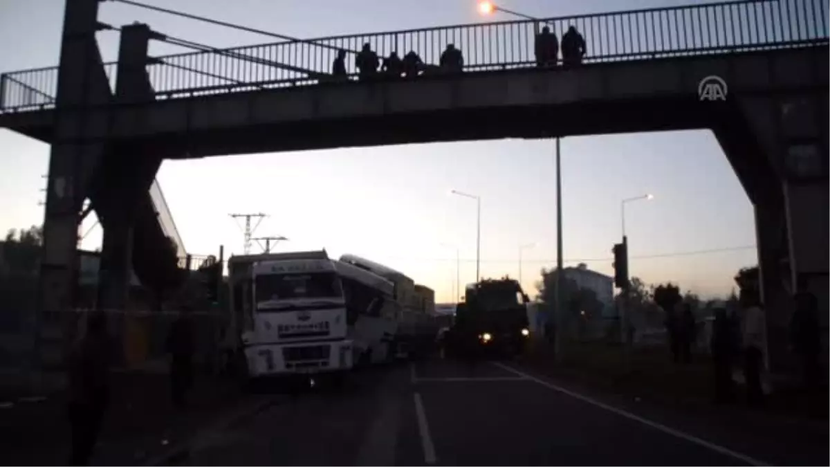 Erzurum-Ağrı kara yolu iki tırın çarpışması sonucu bir süre ulaşıma kapandı