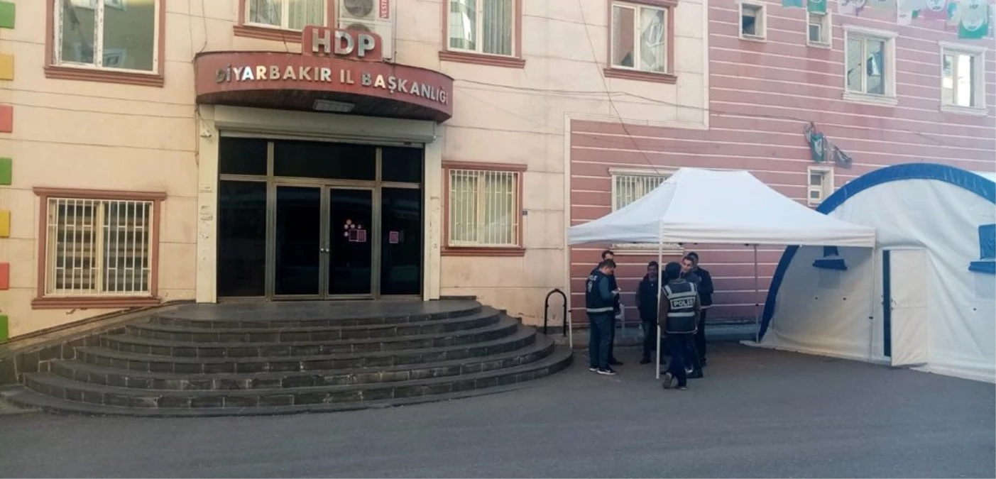 Evlat nöbetindeki ailelere dayanamayan HDP\'liler, bir süre parti binasını kullanmayacak