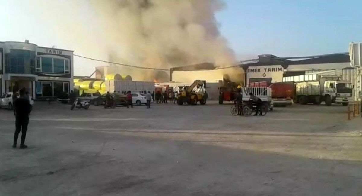 Fabrikadaki pamuk balyaları alev aldı
