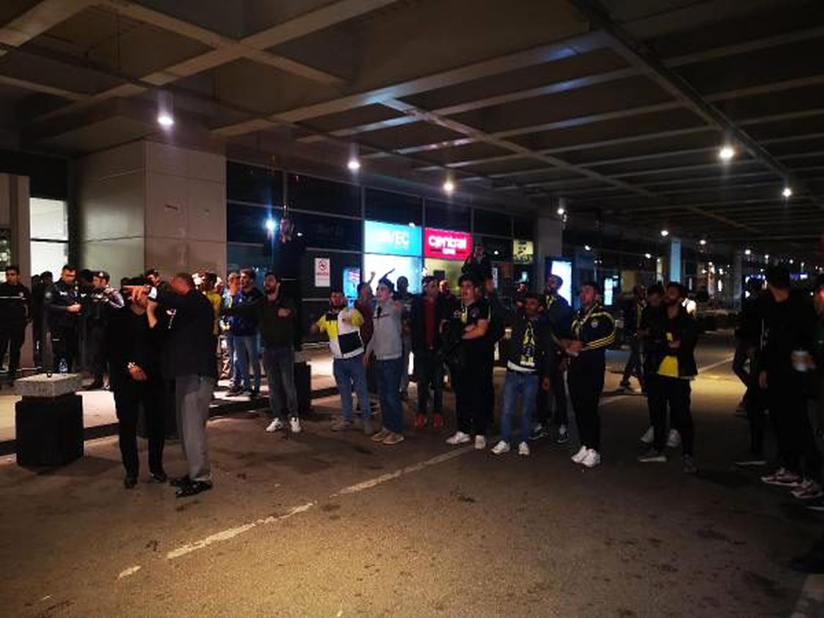 Fenerbahçe\'ye taraftarlardan coşkulu karşılama