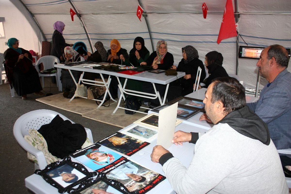HDP önündeki ailelerin evlat nöbeti 63\'üncü gününde