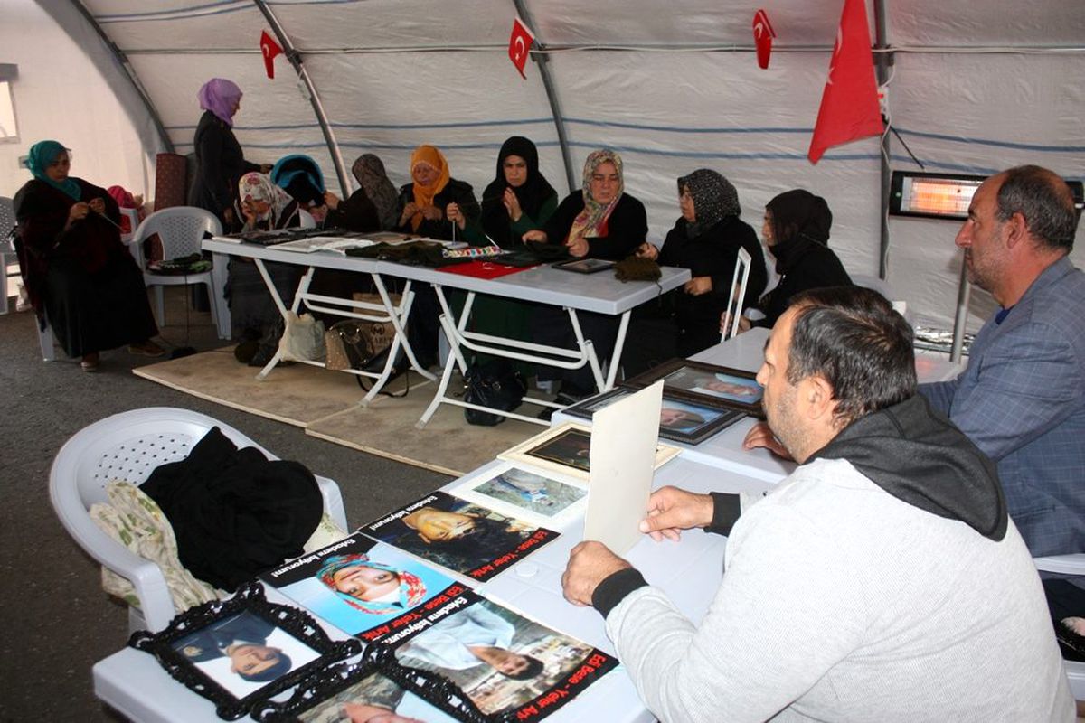 HDP önündeki ailelerin evlat nöbeti 63\'üncü gününde
