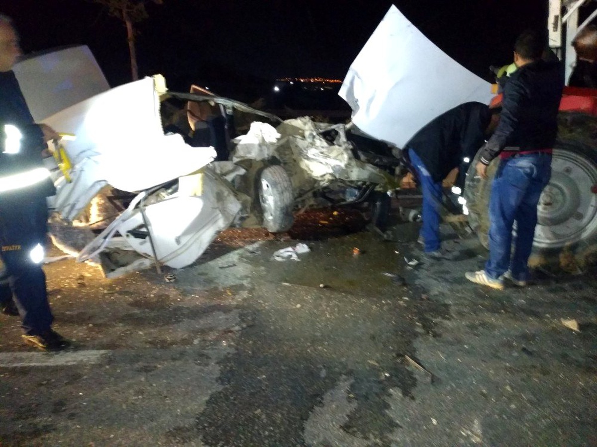 Hurdaya dönen otomobilden yaralı kurtuldu