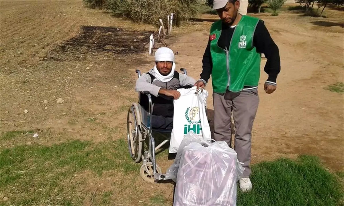 İHH\'den Tel Abyad\'daki engellilere insani yardım