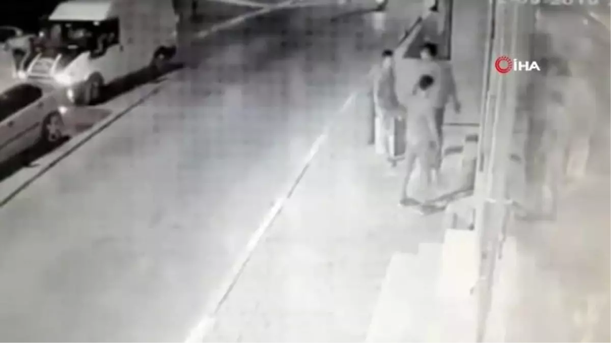 İstanbul\'da sokak ortasında dehşet saçan gaspçılar kamerada