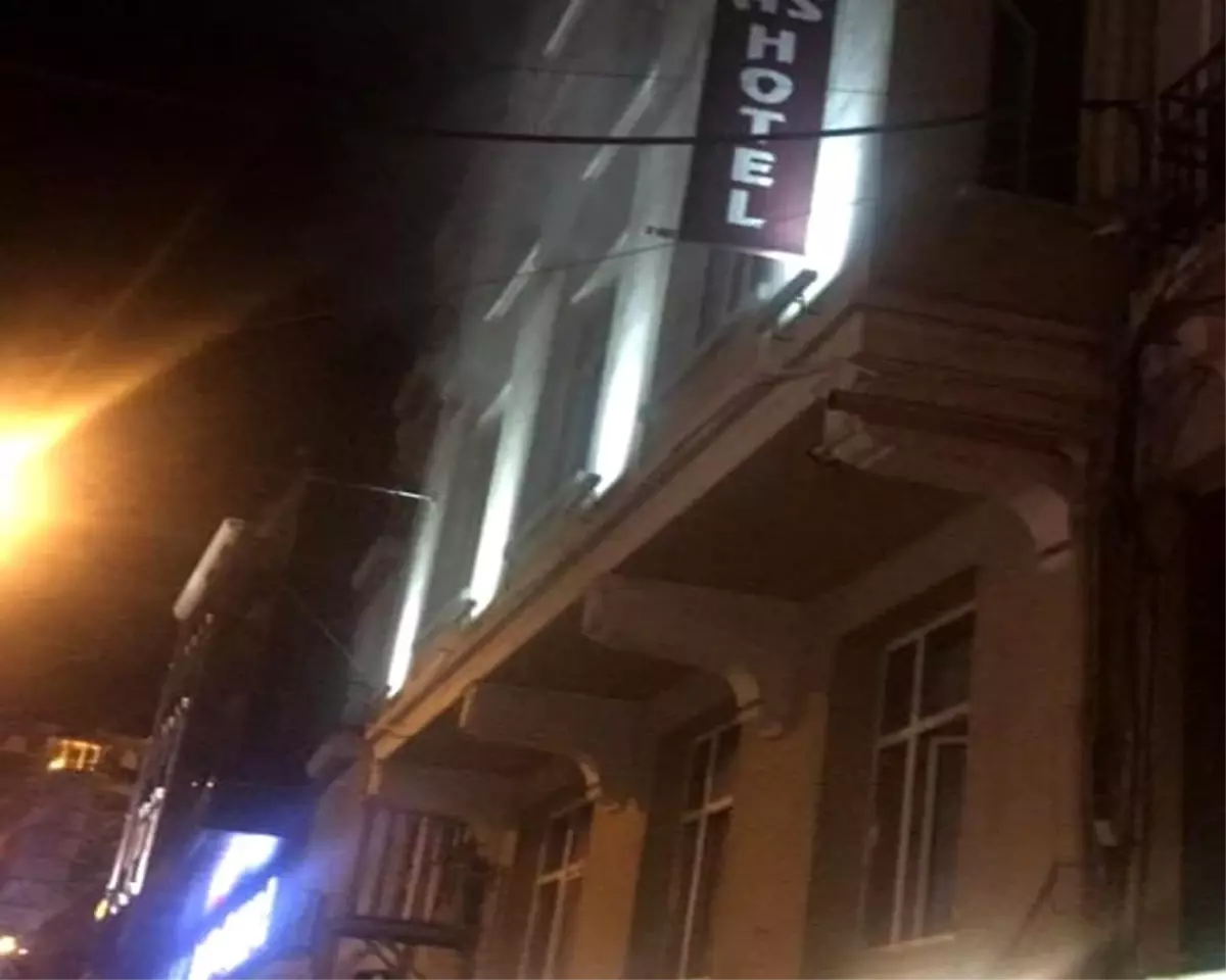 İstiklal Caddesi\'nde otel yangını paniğe sebep oldu