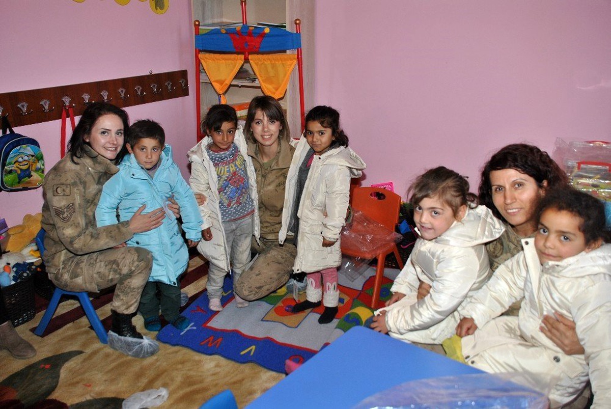 Jandarmadan öğrencilere mont ve kırtasiye malzemesi