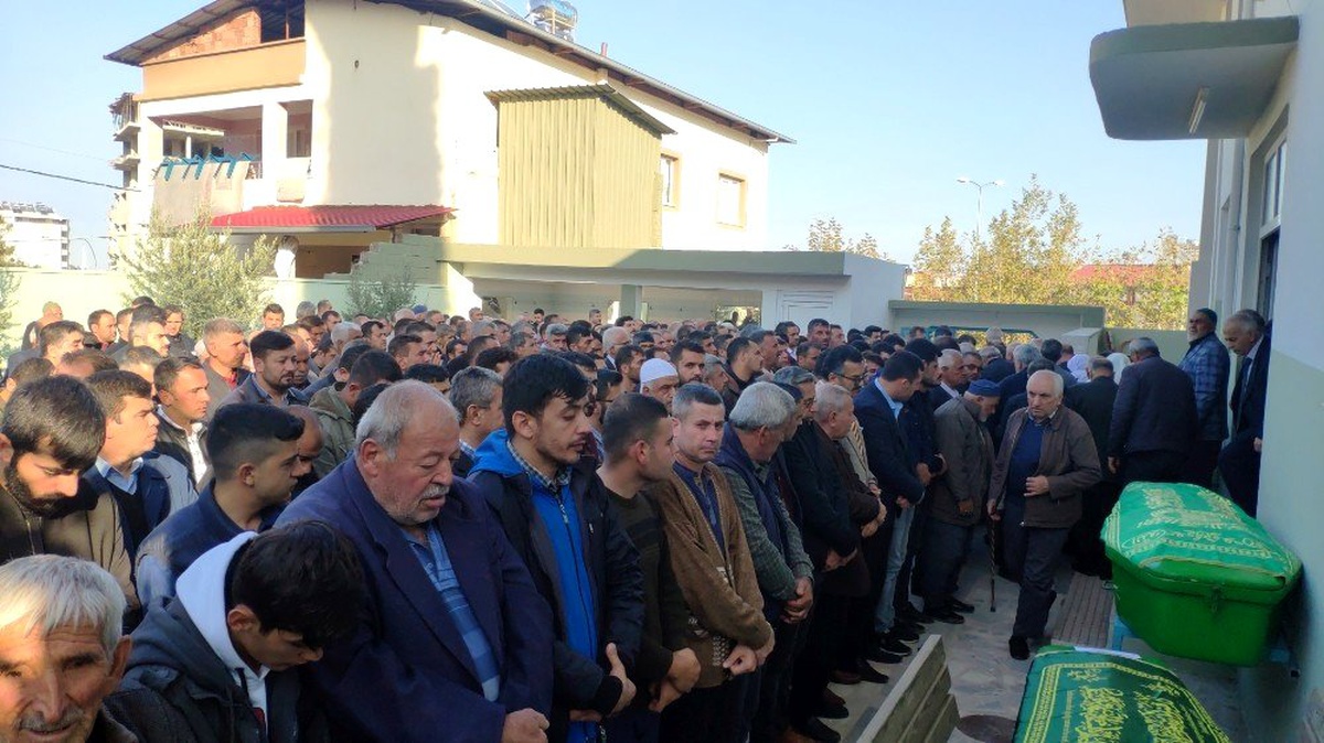 Kazada ölen kuzenler yan yana defin edildi